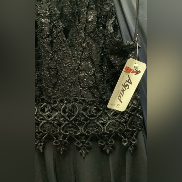 NWT Lace halter gown - Picture 2 of 5
